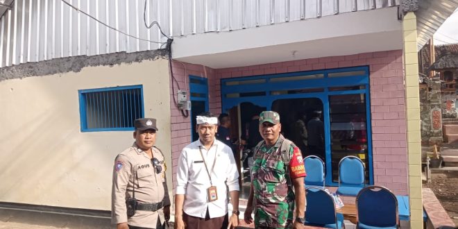 Babinsa Pemecutan Pantau Penyerahan Kunci Rumah Tidak Layak Huni