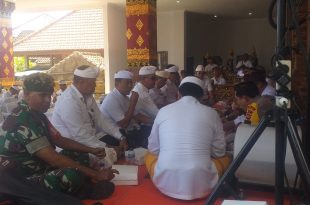 Pastikan Berlangsung Aman dan Lancar, Babinsa Desa Tibubeneng Pantau Kegiatan Melaspas