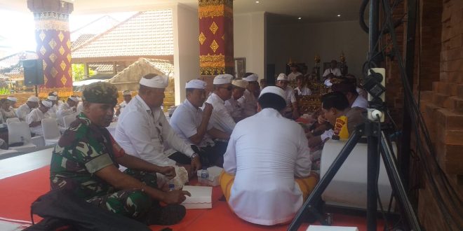 Pastikan Berlangsung Aman dan Lancar, Babinsa Desa Tibubeneng Pantau Kegiatan Melaspas