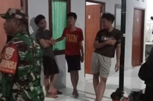 Tertibkan Pendataan Administrasi Kependudukan, Babinsa Desa Angantaka Dampingi Sidak