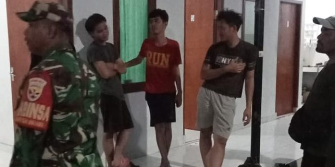 Tertibkan Pendataan Administrasi Kependudukan, Babinsa Desa Angantaka Dampingi Sidak