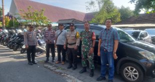 Pastikan Berlangsung Aman dan Lancar, Babinsa Dauh Puri Pantau Kegiatan Ibadah Perayaan Natal