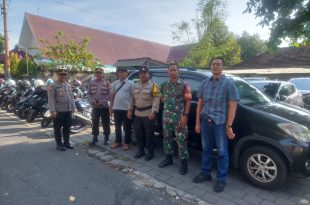 Pastikan Berlangsung Aman dan Lancar, Babinsa Dauh Puri Pantau Kegiatan Ibadah Perayaan Natal