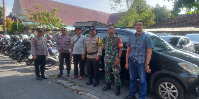 Pastikan Berlangsung Aman dan Lancar, Babinsa Dauh Puri Pantau Kegiatan Ibadah Perayaan Natal