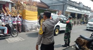 Guna Pastikan Aman dan Lancar, Babinsa Padangsambian Pantau Kegiatan Odalan