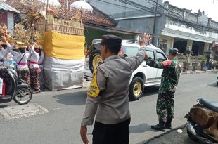 Guna Pastikan Aman dan Lancar, Babinsa Padangsambian Pantau Kegiatan Odalan