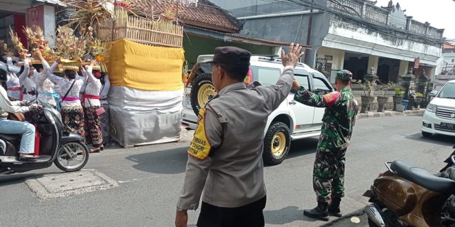 Guna Pastikan Aman dan Lancar, Babinsa Padangsambian Pantau Kegiatan Odalan